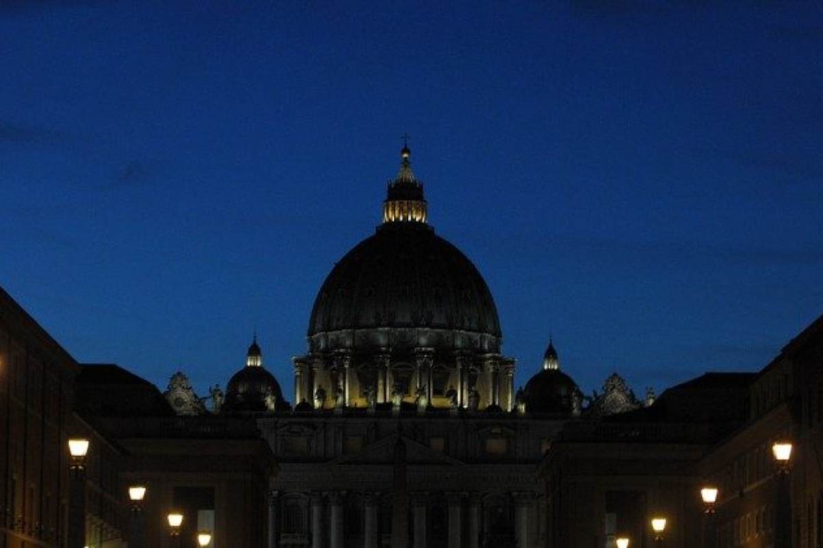 La Basilica di San Pietro spegne le sue luci per un’ora | Ecco il giusto motivo